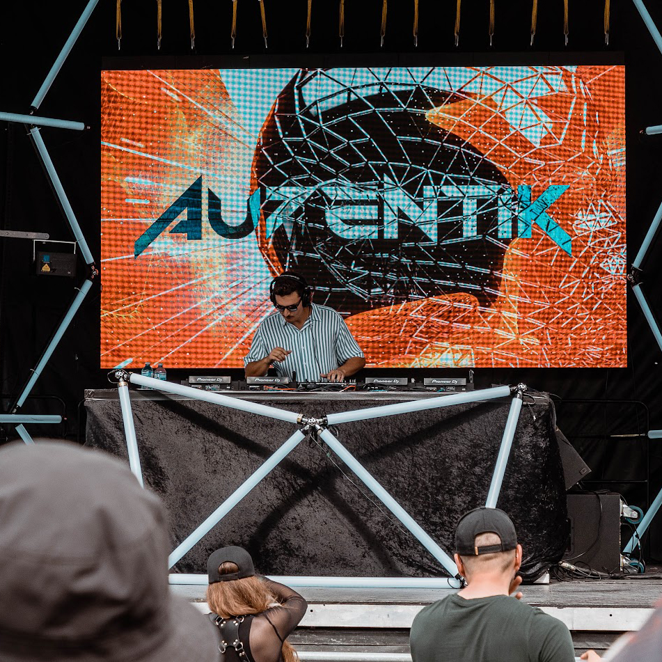 AU7ENTIK performance 2